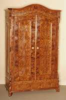 Kleider- bzw. Vielzweckschrank, mitteldeutsch, um 1850/60, Korpus Weichholz, Ahornwurzelfurnier gespiegelt verlegt, Ecken abgeschrÄgt, aufgesetzte ...