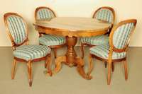 4 Louis-XVI-StÜhle, sÜddeutsch, um 1835/40, Nußbaum massiv, Zarge und FÜße geschwungen, doppelt bzw. 3-fach liniert, z.T. in Voluten ...