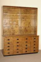 Laden- bzw. Sammlerschrank, deutsch, um 1920 , Birkefurnier, teilweise auf Vollholz gearbeitet, obere Abschlußkante, Makasarfurnier, 2 große ...