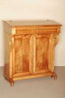 Stehpult, deutsch, um 1820, Biedermeier, Kirschbaum massiv, unten 2 TÜren, FÜllungen gerahmt, schrÄge Schreibplatte, aufklappbar, innen mit 2 ...