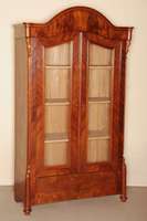 Schrank, deutsch, um 1860, Louis-Philippe, Korpus Weichholz, Mahagonifurnier, z.T. gespiegelt, auf KugelfÜßen, abgeschrÄgte Ecken , in Voluten ...