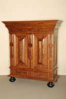 Kissenschrank, Holland, um 1920, Eiche massiv, z.T. furniert, Palisanderfurnier, teilweise auf Eiche gearbeitet, aufgesetzte Schnitzereien mit ...