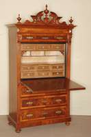 StandsekretÄr, deutsch, um 1880, GrÜnderzeit , Korpus Weichholz, gespiegeltes Wurzelnußfurnier, auf gedrÜckten KugelfÜßen, 4 Schubladen und ...