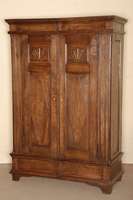Schrank, deutsch, um 1800, Eiche massiv, auf eckigen Beinen, Lisenen gerillt, 2-tÜrig, FÜllungen unten karofÖrmig und kassettiert, oben mit ...