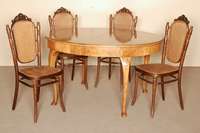 4 StÜhle, Österreich, um 1910, signiert Thonet, Buche massiv, gebogene Beine, RÜckenlehne mit kleiner geschnitzter Krone, Sitz und RÜckenlehne ...