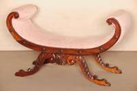 BeistellbÄnkchen, deutsch, um 1890, gondelfÖrmig, Nußbaum massiv, auf geschnitzten TatzenfÜßen, elegant gebogene Form, Front mit ...