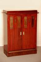 JugendstilschrÄnkchen, deutsch/MÜnchen, um 1902/06, Mahagonifurnier, Front in sich 6 -fach geteilt, vertikale Betonung, sparsame Intarsien mit ...