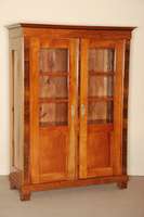 Biedermeier-BÜcherschrank, um 1820, Kirsche massiv, 2-tÜrig, Lisenen Nußbaum-Wurzelholz furniert, vorkrakendes Gesims am leicht vorgesetztem ...