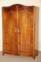 Biedermeier-Schrank, Österreich/Wien, um 1820 , Nußbaum-Wurzelholz, 2-tÜrig, gebauchter Korpus, Kopfteil passig, geschweifte obere TÜrrahmen ...