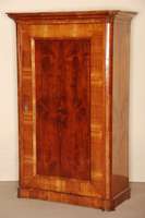 Biedermeierschrank, Österreich/Wien, um 1820 , 1-tÜrig, Korpus Kirsche furniert, Frontecken zeittypisch mit AkanthusblÄttern, abgetrepptes ...