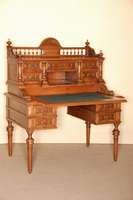 Schreibtisch, deutsch, um 1880, GrÜnderzeit, Eiche massiv, z.T. furniert, auf gedrechselten Beinen, Arbeitsplatte ausziehbar, darunter 4 ...