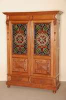 Schrank, Belgien, um 1880, Eiche massiv, Lisenen gerillt, auf KugelfÜßen, 2-schÜbig, TÜren im Unterteil mit prismenfÖrmigen FÜllungen, oben ...