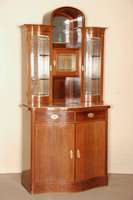 Aufsatzbuffet, Wiener Design, um 1920, Korpus Weichholz, Nußbaum furniert, gerader nach vorne gebauchter Korpus, 2-tÜriges Unterteil mit ...