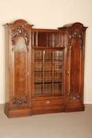 BÜcherschrank, deutsch, um 1910, Korpus Weichholz, Eiche und Nußbaum furniert, unten mittig eine Schublade, darÜber eine TÜr verglast und ...