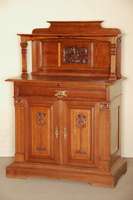 Anrichte mit Aufsatz, deutsch, um 1890, Jugendstil, Korpus Weichholz/Eiche, Nußbaum furniert, auf schwerem Sockel, Lisenen gerillt , ...