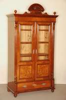 Schrank, deutsch, um 1880, Korpus Weichholz, Nußbaum furniert, auf KugelfÜßen, TÜrfÜllungen 3/4 verglast, mit Leistenverzierung, Lisenen ...