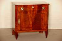 Halbschrank, Holland, um 1810, Empire, Korpus Eiche, Mahagoni furniert, auf konische Beine, 1-tÜrig, FÜllungen gerahmt und mit ...
