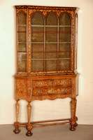 Aufsatzvitrine, Holland, um 1780/1820, ursprÜnglich tiefer und wohl etwas hÖher, Unterteil 2-schÜbig, 4 Beine durch Gestell unten verbunden, ...