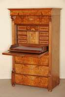 SchranksekretÄr, deutsch, um 1890, spÄte GrÜnderzeit, Korpus Weichholz/Hartholz, Wurzelnußfurnier z.T. gespiegelt verlegt, sehr lebhaft, im ...