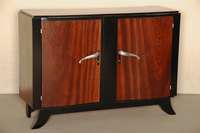 ArtDeco-Sideboard, Frankreich, um 1930, in exotischem Tropenholz furniert, zum Teil schwarz abgesetzt, elegant geschwungener Korpus, aufwendig ...