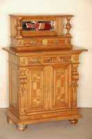 AufsatzschrÄnkchen, deutsch/wohl Raum Aachen, um 1885/90, Korpus Weichholz, Eiche massiv, auf Rahmen gearbeitet, aufgesetzte Zierleisten, Lisenen ...