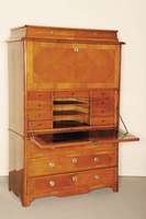 Prunkschranksekretär, Schweiz, um 1780/1810, Korpus Weichholz, 2-teilig, Unterteil 3 -schübig, Kirschbaumfurnier, doppelt bzw. 4 -fach gespiegelt, ...
