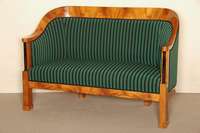 Biedermeierstilsofa, nach berliner Vorbild von 1820, Korpus Weichholz, Nußbaumwurzelfurnier gespiegelt verlegt, sogenannte Stollenbeine, ...