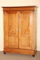 Schrank, deutsch, um 1910, auf Rahmen gearbeitet, z.T. RÜster massiv, RÜster- und RÜsterwurzelfurnier, z.T. gespiegelt verlegt, schÖnes ...