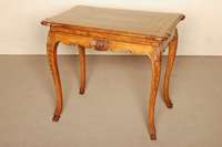 Zier- bzw. Beistelltischchen, westdeutsch/Richtung Westpfalz/Trier, um 1750/60, Nußbaum massiv, sogeannte GeisbockfÜße, geschwungen, ...