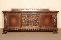 Sideboard, deutsch, um 1925/30, Korpus Weichholz, im florentinischen Renaissancestil, reiche Schnitzarbeit, z.T. Nußbaum massiv, Mittelteil mit ...