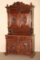 Aufsatzschrank, Frankreich, um 1870, Eiche massiv, auf KugelfÜßen, Lisenen mit vorgesetzten gedrechselten VollsÄulen, kanneliert, ...