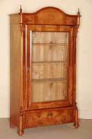 Glasschrank, deutsch, um 1870, GrÜnderzeit, Korpus Weichholz, Nußbaum- bzw. Wurzelnußfurnier, z.T. gespiegelt, Kopf geschwungen, Seiten mit ...