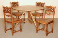 Runder Tisch, um 1910, Eiche massiv, z.T. furniert, rustikal gebeizt, stehend auf verstrebtem Dreifuß, Platte abklappbar, Gebrauchsspuren, H. ca. ...