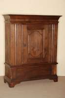 Schrank, deutsch, um 1800, wohl Westfalen, Eiche massiv, 1-tÜrig, FÜllungen kassettiert, schwere Kopfleiste mehrfach getreppt und gestuft, ...