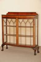 Vitrine, England, um 1910, Korpus Weichholz, Mahagoni massiv, z.T. furniert, auf KlauenfÜßen, Seiten verglast, TÜren in angedeuteter gothischer ...