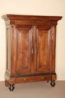 Schrank, Holland, um 1780, Nußbaum massiv, z.T. Eiche, auf balusterfÖrmigen FÜßen, 1 Schublade, Seiten und TÜrfÜllungen kassettiert , ...