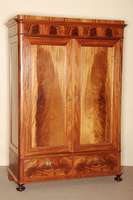 Schrank, deutsch, um 1860, SpÄtbiedermeier, Korpus Weichholz, Mahagonifurnier gespiegelt, unten 2 Schubladen, abgerundete Ecken, Kopfleiste ...