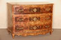 Barockkommode, deutsch, um 1780, wohl Dresden, Korpus Weichholz, Nußbaum massiv, Nußbaumfurniert, allseitig Marketeriearbeiten aus verschiedenen ...