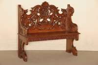 Prunkvolle Sitzbank, deutsch, um 1880, GrÜnderzeit, Nußbaum massiv, geschnitzte RÜckenlehne und Seitenwangen in Form von plastischen ...