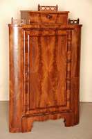 Eckschrank, deutsch, um 1840, Louis-Philippe , Korpus Weichholz, Mahagoni massiv, Mahagonifurnier, abgerundete Ecken, bekrÖnt von Schubfach mit ...