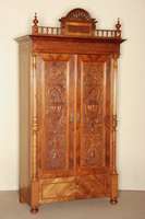 Schrank, deutsch, um 1880, GrÜnderzeit, Korpus Weichholz, Nußbaum furniert, auf KugelfÜßen, 2-tÜrig flankiert von kannelierten VollsÄulen, ...