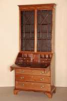 AufsatzsekretÄr, England, um 1820, Mahagoni massiv, RÜckwand Weichholz, 4-schÜbiges Unterteil, SchrÄgklappe mit Lederauflage, dahinterliegende ...