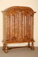Stollenschrank, z.T. Kabinettschrank, Dresden, um 1700/10, Korpus Weichholz, Wurzelnußfurnier, zum allergrÖßten Teil quer gespiegelt verlegt, ...