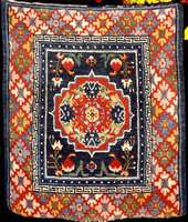 Seltene Kissenplatte antik, China, ende 19. Jahrhundert, feine glanzreiche Wolle geknÜpft auf Baumwolle, ca. 65 x 57 cm, feine KnÜpfqua litÄt, ...
