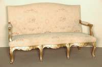 Saloncouch, wohl Frankreich, um 1890/1900, nach dem Vorbild von 1730/40, Korpus Buche massiv, Front 3-fach geschwungen, Voluten, Akanthusblatt- ...