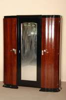 ArtDeco-Schrank, Frankreich um 1920, ausgefallener Entwurf, in schÖn getigertem Palisander furniert, z.T. schwarz abgesetzt, Korpus nach vorn ...