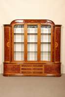 Vielzweckschrank, Italien/Florenz, Ahorn- bzw. Bergahornfurnier bzw. Wurzelnußfurnier, z.T. gespiegelt, Fadenintarsien bzw. Blumengirlanden, ...