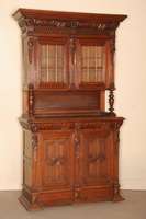 Aufsatzbuffet, Flandern, um 1880, Eiche massiv, auf gedrÜckten KugelfÜßen, Lisenen mit figÜrlichen Schnitzereien, 2 TÜren FÜllungen mit ...