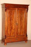 Schrank, deutsch, um 1880, GrÜnderzeit, Korpus Weichholz, Mahagoni furniert, Lisenen gerillt, auslaufend in Voluten, gerahmte TÜrfÜllungen, mit ...