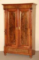 Schrank, deutsch, um 1880, GrÜnderzeit, Korpus Weichholz, Nußbaum furniert, auf KugelfÜßen, 2-tÜrig flankiert von kannelierten VollsÄulen, ...